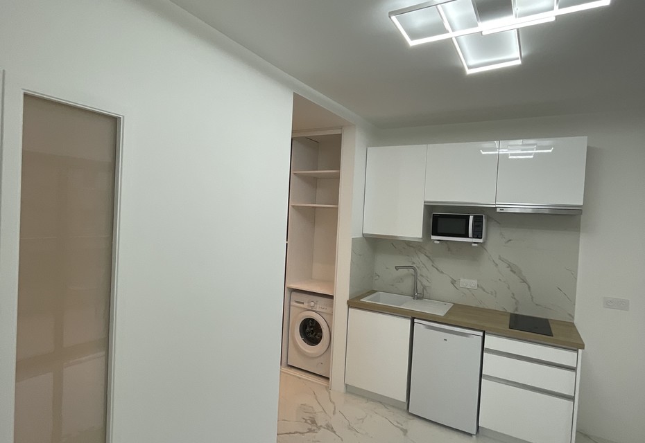 LES LIGURES - STUDIO RENOVE AVEC TERRASSE ET CAVE