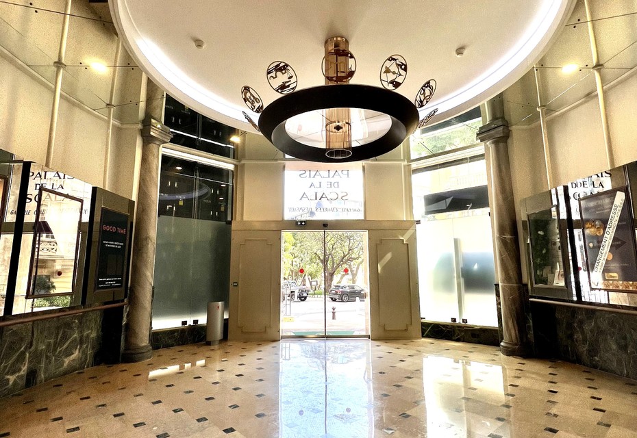 NEW BEAUTIFUL SHOWCASE FOR RENT